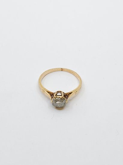 BAGUE en or jaune 750° ornée d'un diamant...