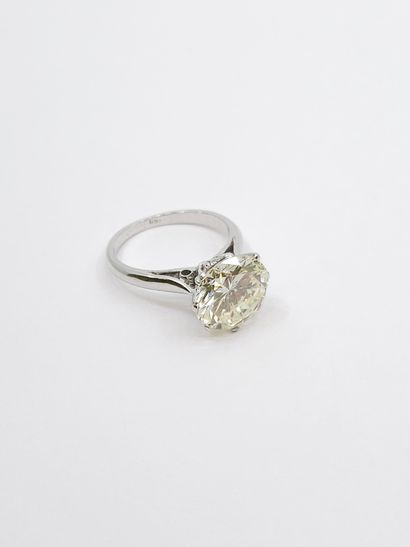 BAGUE en or gris 750° ornée d'un diamant...