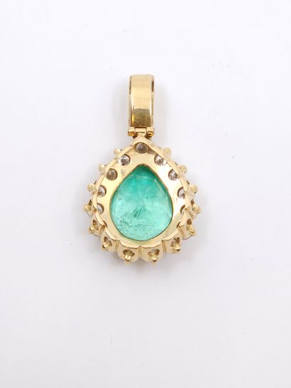 PENDENTIF en or jaune 750°orné d'une émeraude...
