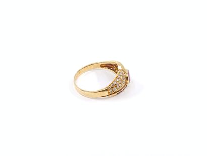 BAGUE en or jaune 750° ornée d'un rubis en...