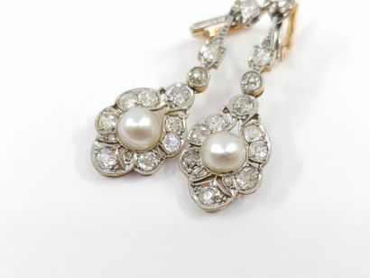 TRAVAIL ETRANGER 
Paire de pendants d'oreilles...