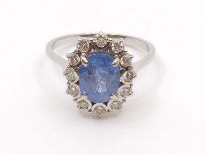 BAGUE MARGUERITE en or gris 750° ornée d'un...
