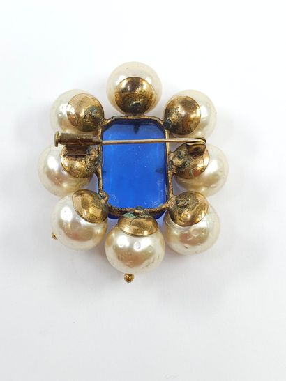 PENDENTIF en métal doré ornée d'une pierre...