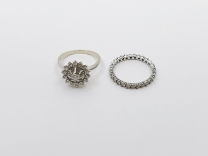 LOT comprenant : 
Bague marguerite en or...