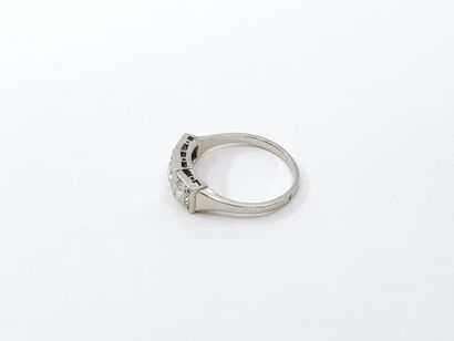 TRAVAIL Français 
Bague jarretière en platine...