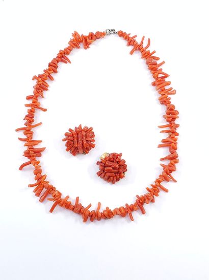 PAIRE de clips d'oreilles en métal doré et...