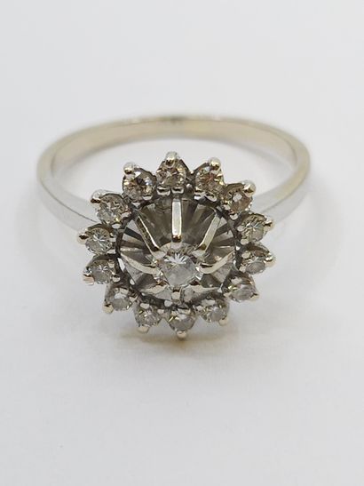 LOT comprenant : 
Bague marguerite en or...