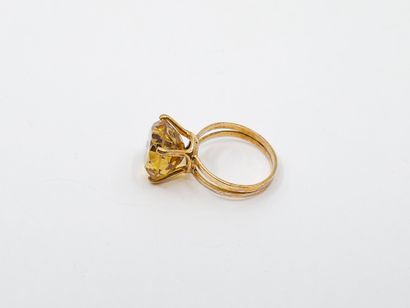 BAGUE en or jaune 750° ornée d'une citrine...