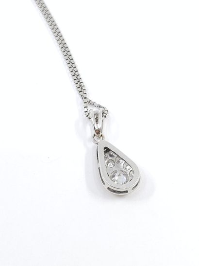 CHAINE en or gris 750° accompagnée d'un pendentif...