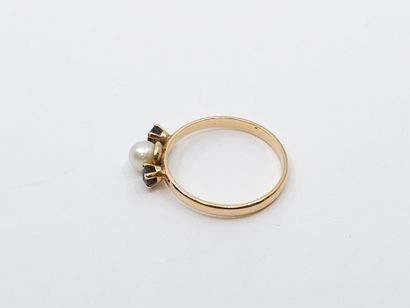 BAGUE en or jaune 750° ornée d'une perle...