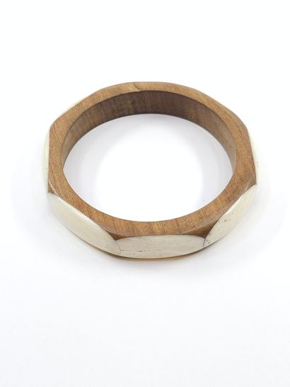 DEUX bracelets :
Un bracelet jonc en bois...