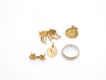 LOT d'or 750° comprenant : 
Deux paires de...