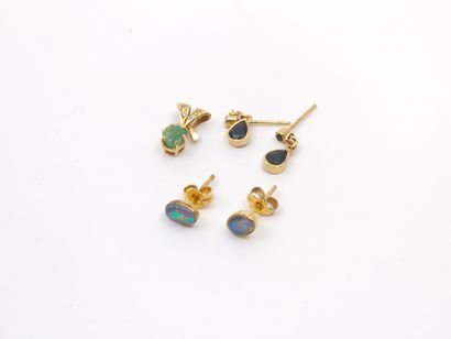 LOT d'or 750° comprenant : 
Deux paires de...