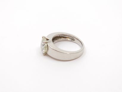 BAGUE en or gris 750° sertie d'un diamant...