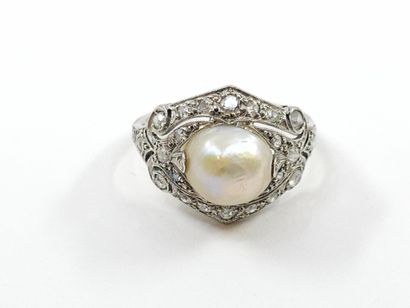 BAGUE en or gris 750° ornée d'une perle fine...