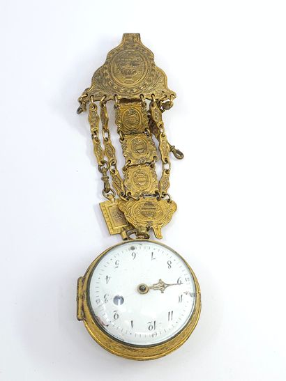 MONTRE oignon en laiton doré et verre bombé
Mouvement...