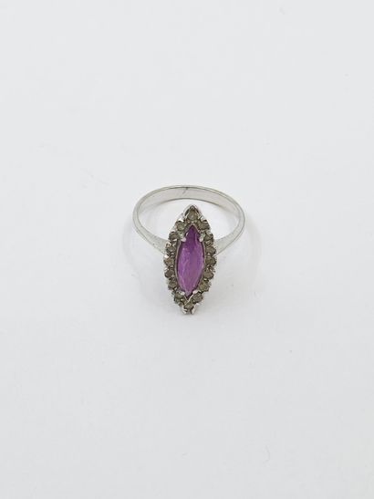 BAGUE en or gris 750° ornée d'une navette...