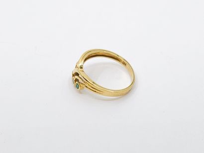 BAGUE en or jaune 750°ornée de trois émeraudes...