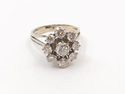 BAGUE MARGUERITE en or et platine ornée d'un...