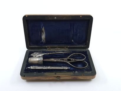 NECESSAIRE A COUTURE EN ARGENT dans Coffret...