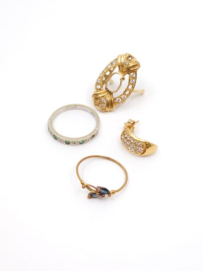 LOT d'or 750° comprenant : 
Deux paires de...