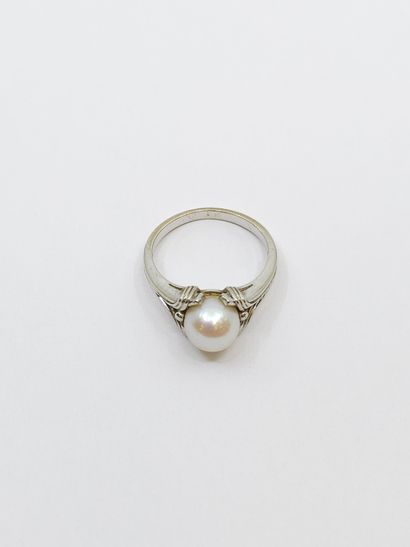 BAGUE en or gris 750° ornée d'une perle
Poids...