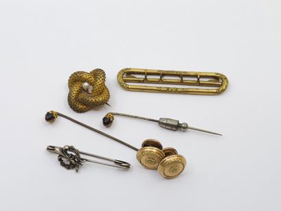 LOT comprenant : 
Broche fleur de Lys signée...