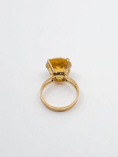 BAGUE en or jaune 750° ornée d'une citrine...