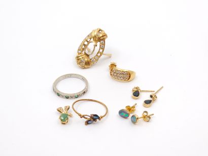 LOT d'or 750° comprenant : 
Deux paires de...