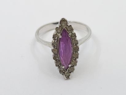 BAGUE en or gris 750° ornée d'une navette...