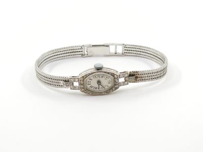TRAVAIL ART DECO 
Montre bracelet en or gris...