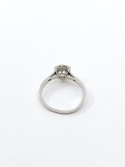 BAGUE solitaire en or gris 750° ornée d'un...