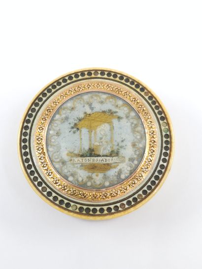 BOITE en os et marqueterie de paille à l'intérieur...