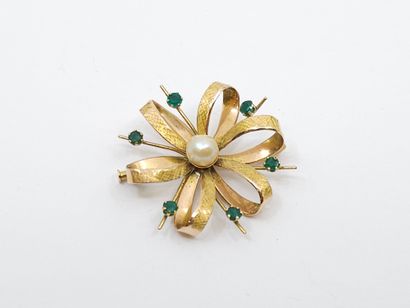 BROCHE FLORALE en or jaune 14 carats ornée...