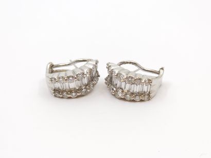 PAIRE de boucles d'oreilles en or gris 750°...
