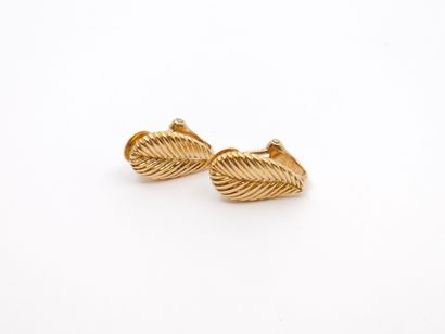 PAIRE de boucle d'oreilles en or jaune 750°...