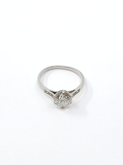 BAGUE solitaire en or gris 750° ornée d'un...