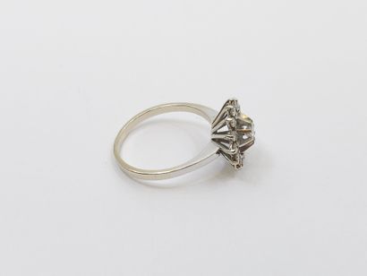 LOT comprenant : 
Bague marguerite en or...