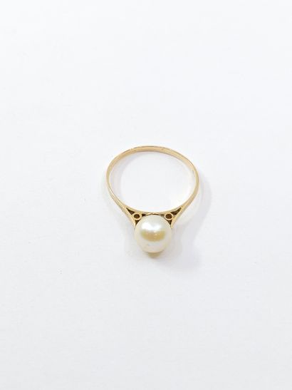 BAGUE en or jaune 750° ornée d'une perle...