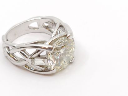 IMPORTANTE BAGUE en or gris 750°, monture...