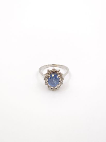 BAGUE MARGUERITE en or gris 750° ornée d'un...