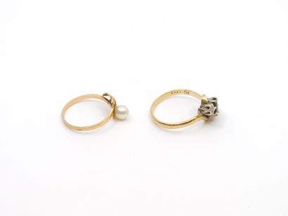 LOT comprenant : 
BAGUE en or jaune ornée...