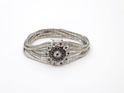 BRACELET à neuf rang en or blanc 750° satiné,...
