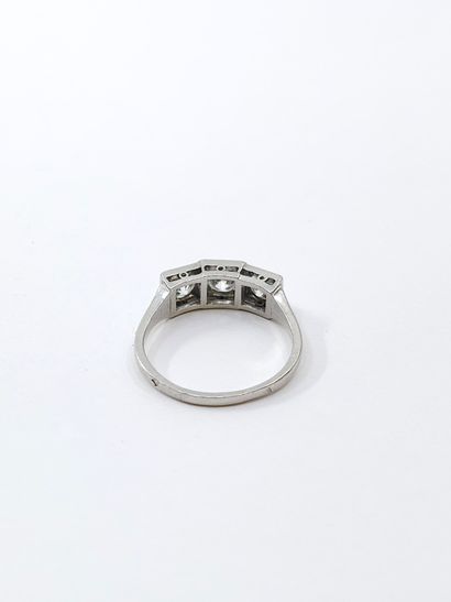 TRAVAIL Français 
Bague jarretière en platine...