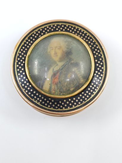 BOITE tabatière en écaille surmontée d'une...