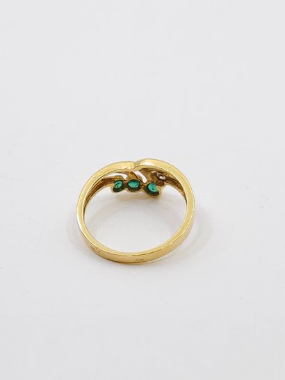 BAGUE en or jaune 750°ornée de trois émeraudes...