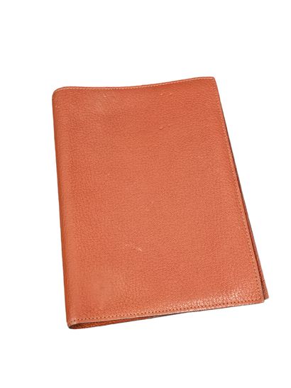 HERMES
Porte agenda en veau brun
Dans sa...
