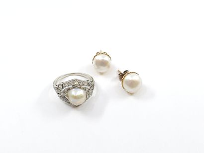 BAGUE en or gris 750° ornée d'une perle fine...