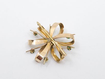 BROCHE FLORALE en or jaune 14 carats ornée...