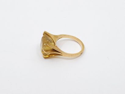 BAGUE en or jaune 750° ornée d'une citrine...
